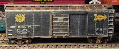 Roundhouse 40' AAR Boxcar SP #97196 Pro desgastado | Zustand: Used