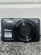 Nikon Coolpix S7000 digital camera – charger and 2 batteries included