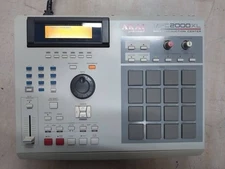 AKAI MPC 2000XL MIDI PRODUCTION CENTER drum sampler rhythm machine