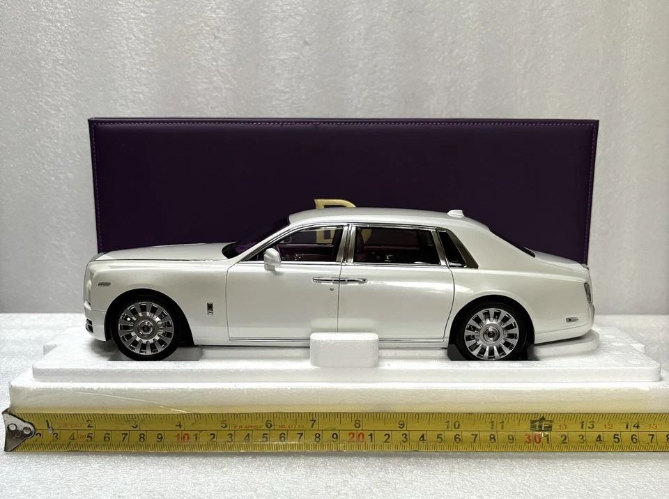 1/18 Rolls-Royce Phantom VIII White/purple Diecast Limited 299 Dealer Edition - Image 2 of 4