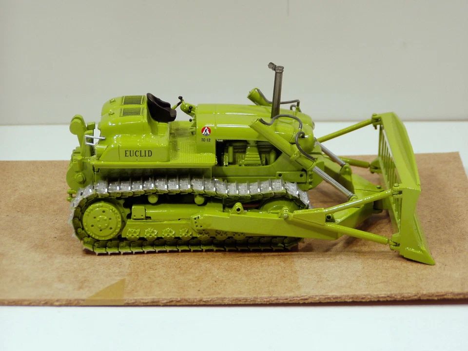 Topadora Euclid TC12 con hoja hidráulica y cabrestante CCU - 1/50 - Modelos Black Rat Foto 2 de 4
