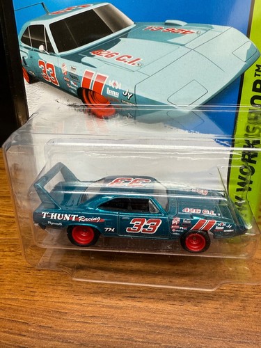 Hot Wheels '70 Plymouth Superbird 2015 SUPER Treasure Hunt Pair Of 2 in Protect - Picture 4 of 6