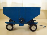 Ertl - Ford Farm Machinery - Gravity Feed Wagon / In Box - 1/16 Diecast Ertl - Ford Farm Machinery - Gravity Feed Wagon / In Box - 1/16 Diecast