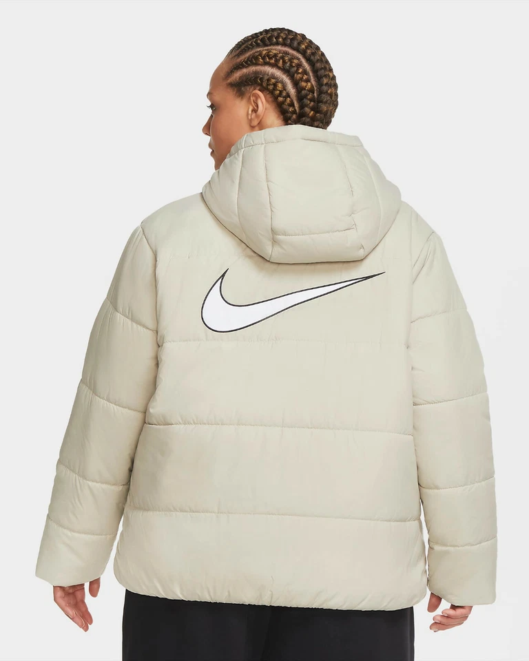 CHAQUETA NIKE SPORTSWEAR RELLENO SINTÉTICO PIEDRA, BLANCA, NEGRA DA2046-230 MUJER TALLA 1X Foto 2 de 4