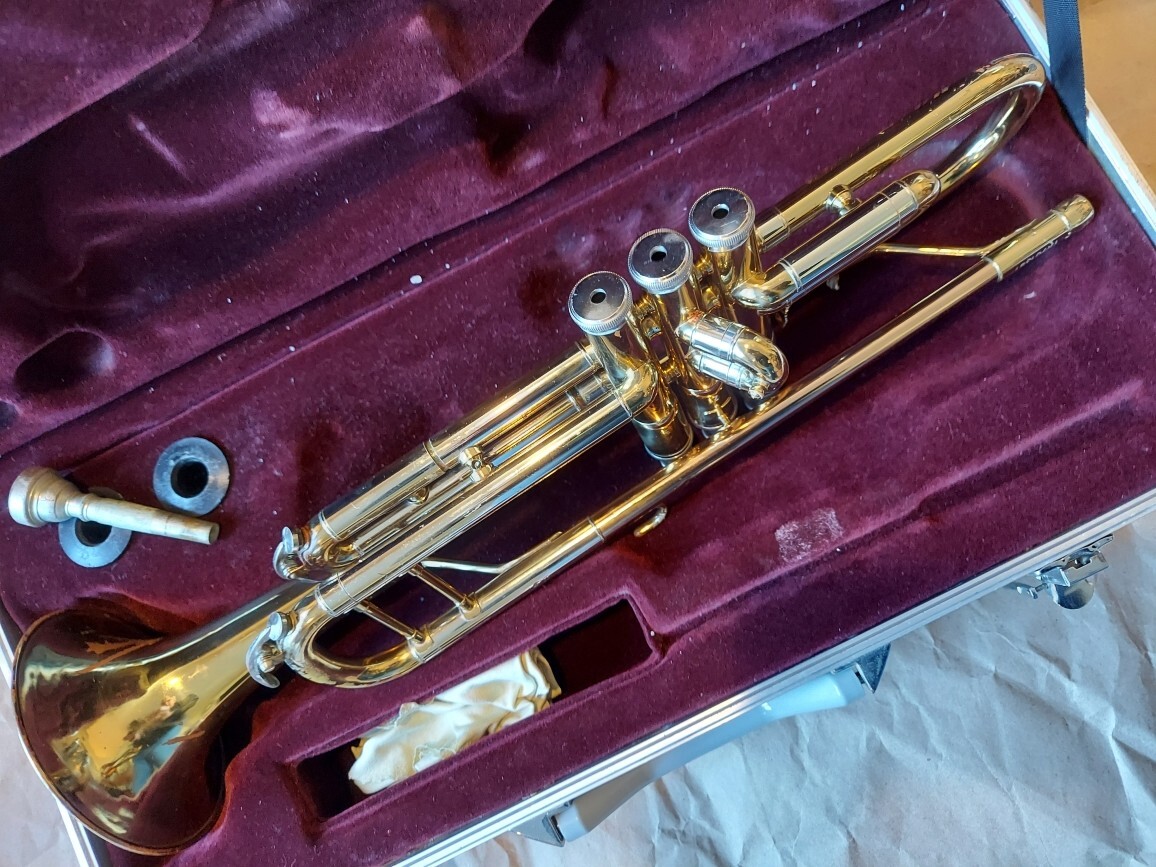 Suzuki Musique Trumpet with case & mouthpiece, Very Good Condition