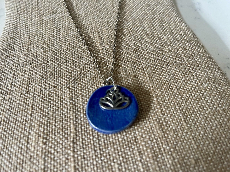 Colar Boho azul vitrificado cerâmica medalhão pingente flor de lótus tom prata 24"" - Imagem 3 de 4