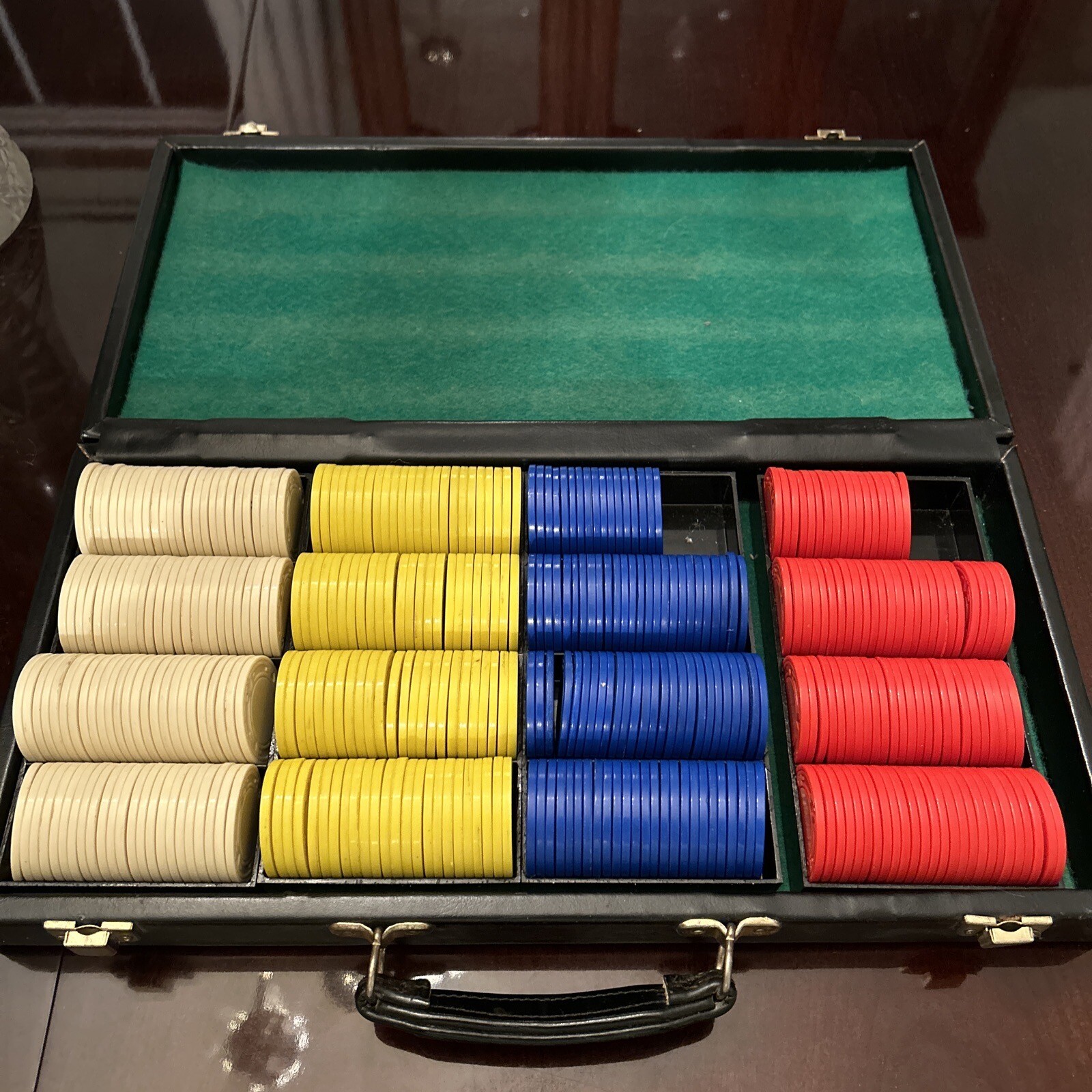 400 () Piece MultiColor Vintage Poker Chips and Black Faux Leather