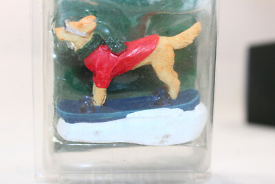 Lemax Snowboarding Dog – Kleine Figur Aus Resin, Handbemalt – Perfekt Fürs Weihnachtsdorf Oder Deko-Sammler