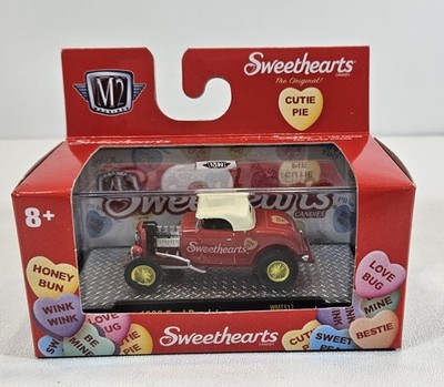 M2 Machines WMTS17 1932 Ford Roadster Sweethearts 22-66 Cutie Pie