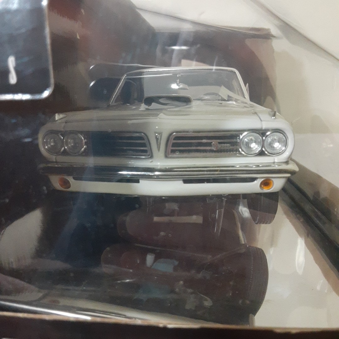 Highway 61 White 1963 Pontiac Super Duty 1/18 Diecast Car Factory