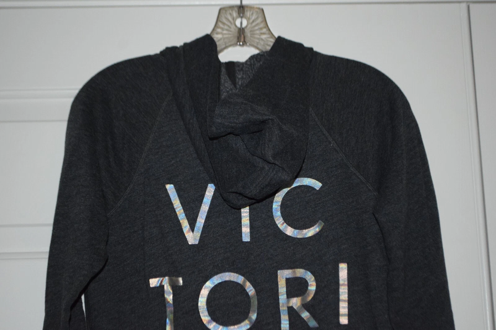 UNDERCOVER Giacca Victoria's Secret Angel taglia XS grigia con cappuccio e cerniera davanti Victoria's Secret