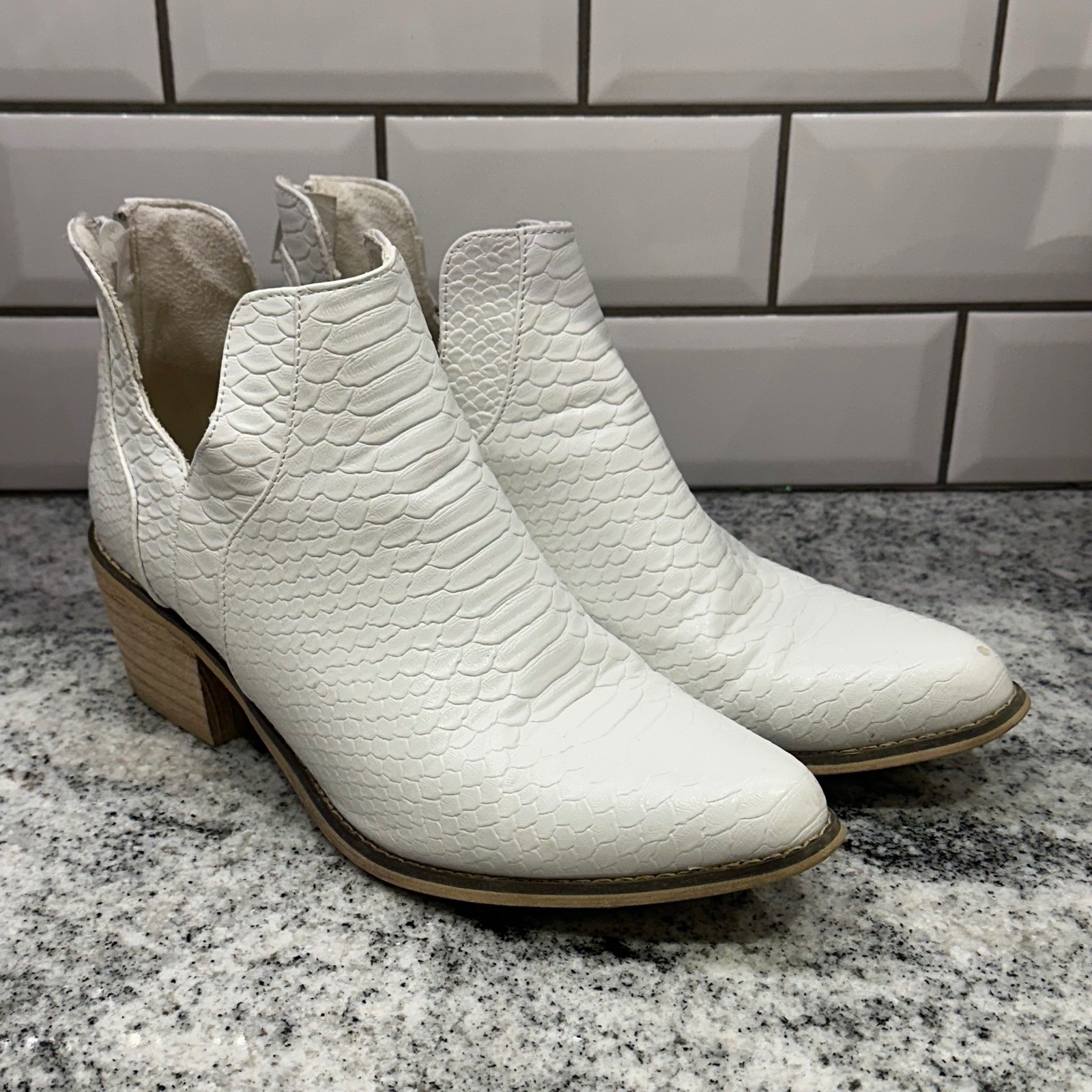 Natural Reflections White Snake Embossed Western Ankle Boots Booties Women 8.5