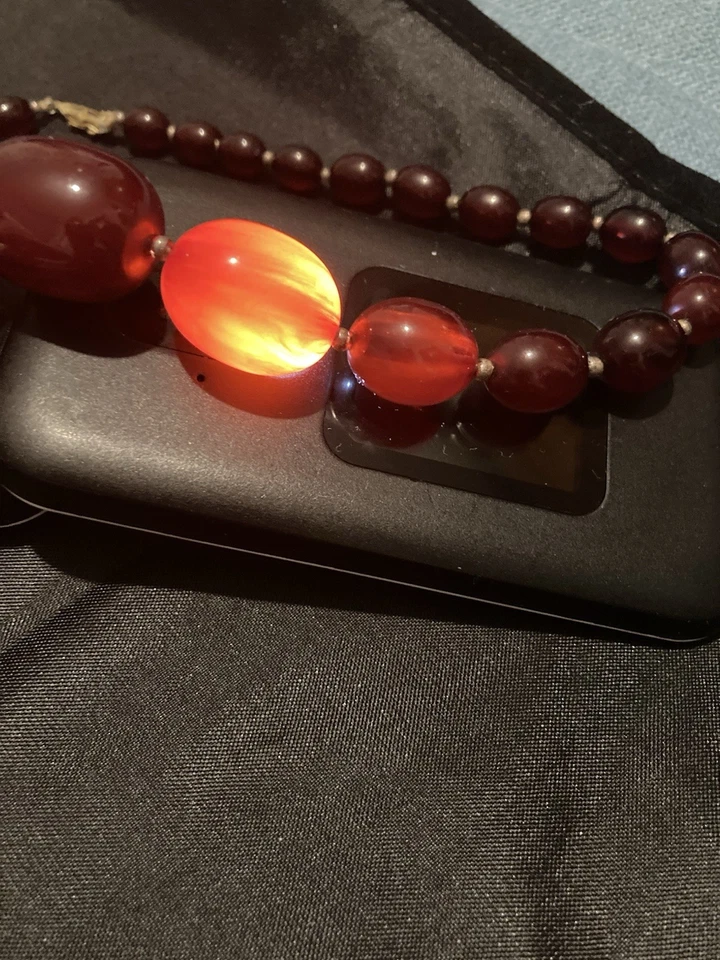 36 grams Amber Bakelite Bead Necklace with an 18 Ct Gold Clasp - Image 3 of 4