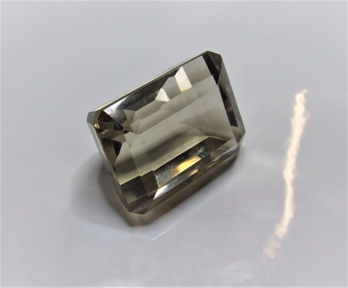 Large Citrine emerald cut gemstone..139.9 carat - Picture 9 of 11