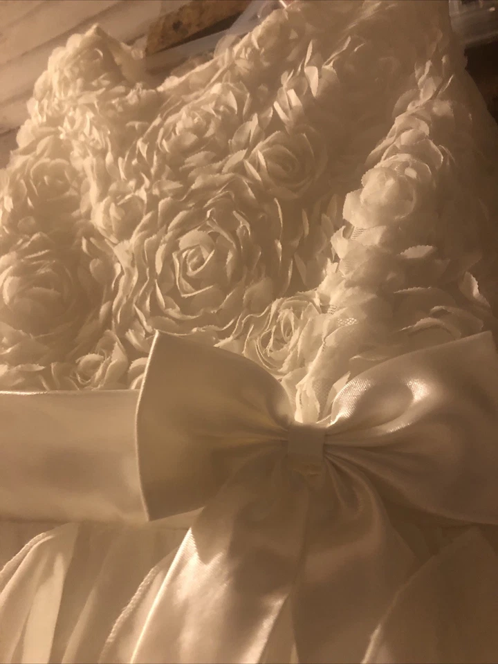 Cream Dress Little Girl 6/7 - Image 2 of 4