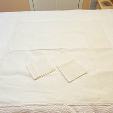 Nappe blanche en tissu massif ourlé avec 2 serviettes
