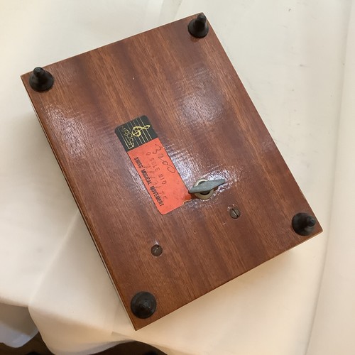 vintage donald Art Co Inc 1904 print on wood 8.75 in”& swiss mov.music box 1975 - 第 6/7 張圖片