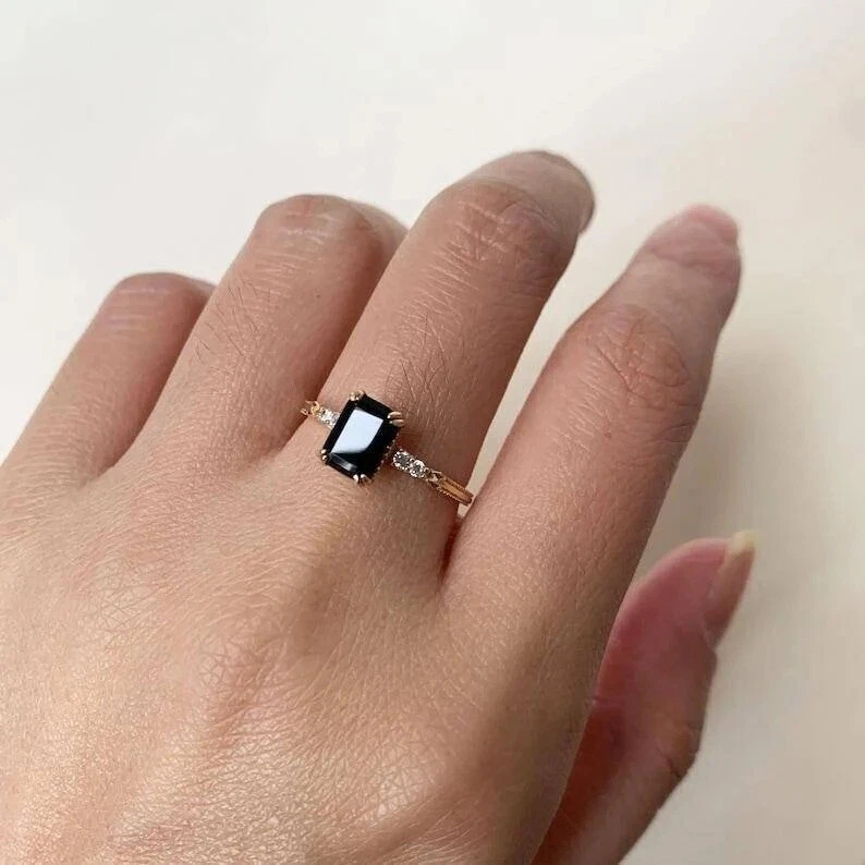 Anillo de compromiso de ónix negro dorado de plata de ley delicado anillo de ónix negro para mujer Foto 3 de 4