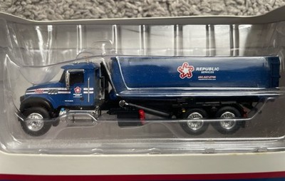 First Gear 1:87 Mack Granite MP Diecast Roll-Off Truck Republic Services 2020