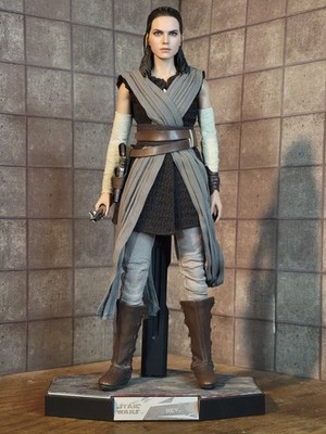 Hot Toys Star Wars: The Last Jedi Rey 1/6th Scale Figure MMS446