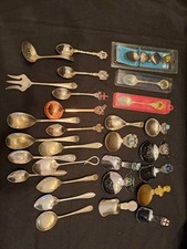 KONVOLUT SOUVENIER TEELÖFFEL UND DOSE MIT MEHREREN ÄLTEREN LÖFFELN