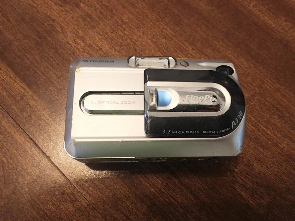 Fujifilm FinePix A330 3.2MP Digital Camera Silver Working With 16MB SD Card - Image 2 of 4