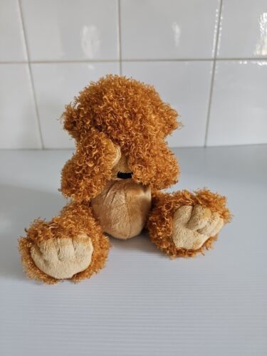Russ LITTLE LOST BEAR MAGNETIC PAWS. Golden Brown Textured Bear. 20cm Approx - Picture 1 of 4