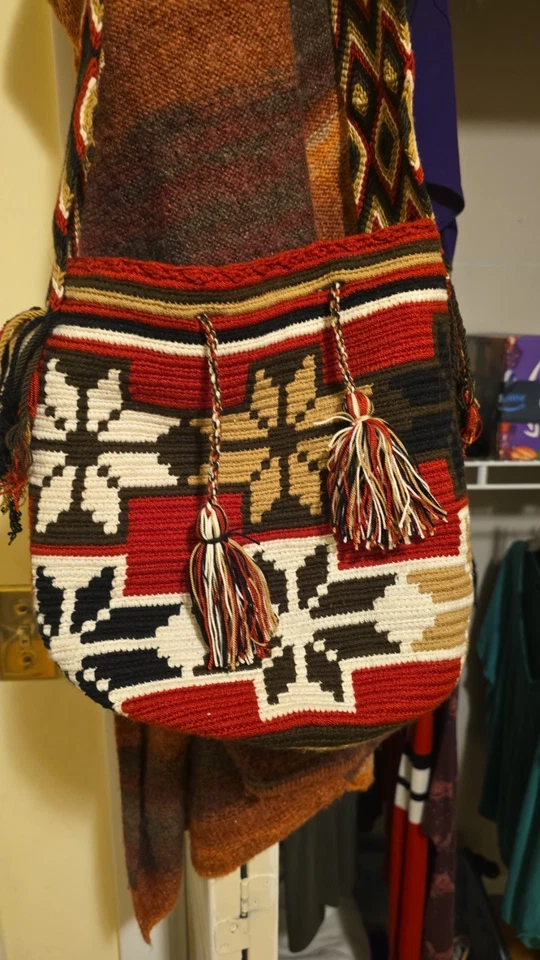 Bolso Bandolera Colombiano Wayuu Mochila Crochet Macromo Flecos Cordón Cubo  Foto 3 de 4