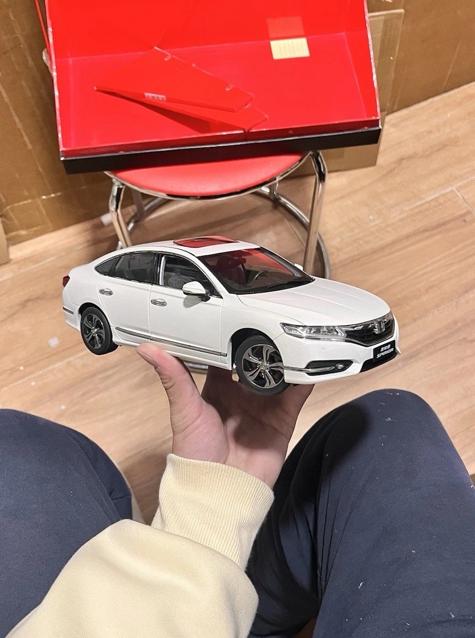 1:18 Scale 2016~2017 Honda Accord SE Spirior White Orchid Pearl Diecast Model