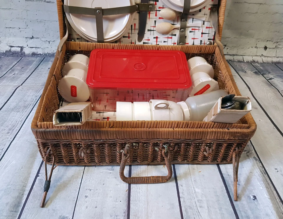 Vintage Picnic Hamper | 1950s Vintage Unusual Wicker Picnic Set/Basket Retro - Image 4 of 4