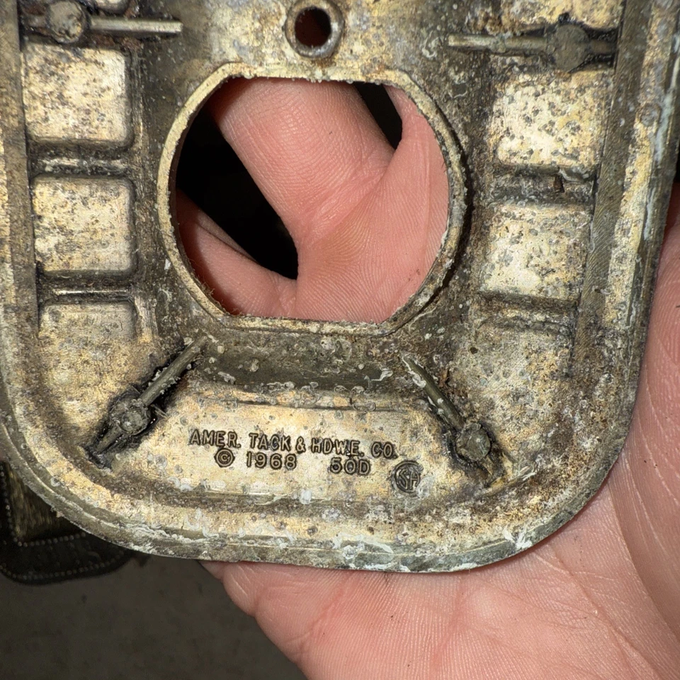 4 cubiertas de placa de salida de latón ornamentadas de colección Amer Tack & Hdwe Co. 1968 50D Foto 2 de 4