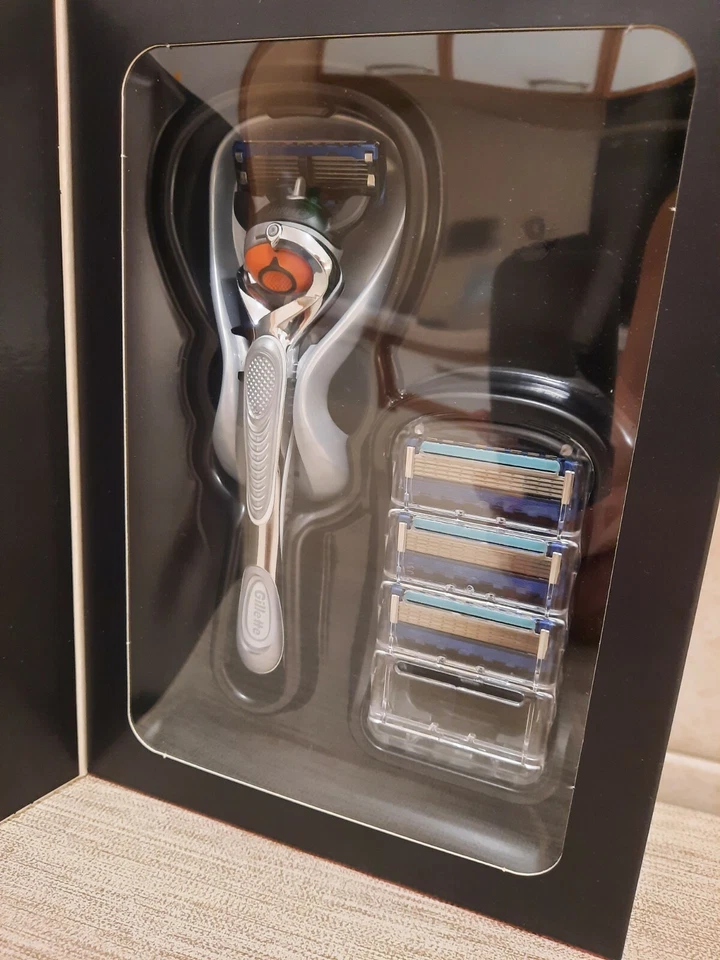 Gillette SPECTRE 007 Fusion Proglide Power Rasoio Uomo con Tecnologia Flexball - Immagine 3 di 4