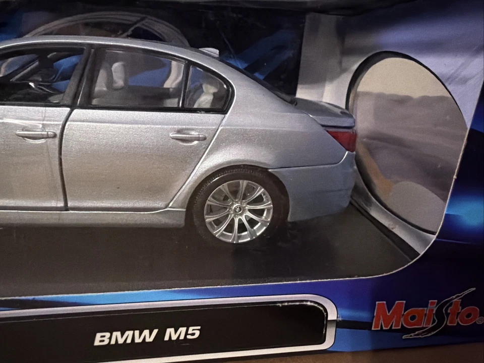 Diecast Maisto escala 1/18 31144 - BMW M5 E60 - plateado Foto 2 de 4