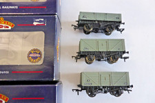 OO Gauge Bachmann 37-058 5 Plank and 37-102, 37-107  7 Plank Open Wagons BR Grey