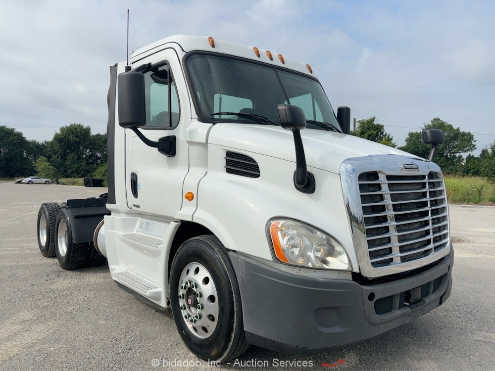 2016 Freightliner Cascadia T/A Daycab Semi Truck Tractor DD13 A/T A/R bidadoo