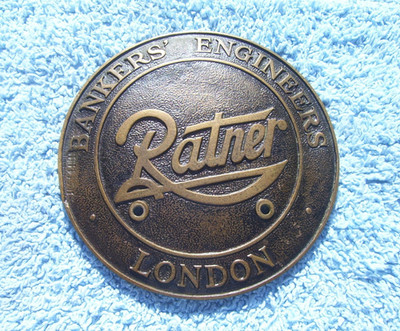VINTAGE 1930er RATNER BANKERS INGENIEURE SAFE PLAKETTE ~ ALTES LONDONER MESSINGABZEICHEN/PLATTE