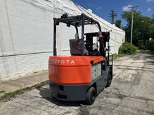 2021 Toyota 12.000 LB Elektro-Gabelstapler mit SS/FP und 3-stufigem Mast - usage example