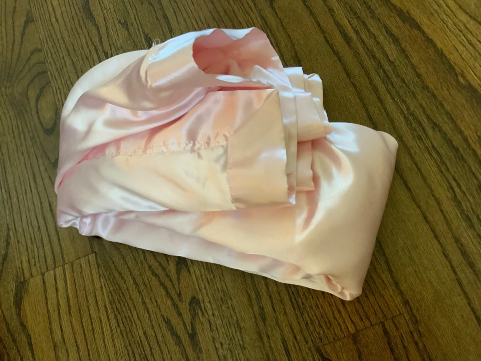 Manta de cuna rosa suave adorable Katie Little Kidsline satinado ribete golpes terciopelo 40x30 Foto 4 de 4