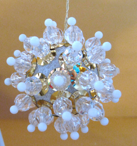 WEIHNACHTEN 4 VERZIERTE HANDGEFERTIGTE VINTAGE ORNAMENTE, PERLEN & PAILLETTEN, 1 SEHR SELTENE ART - Bild 11 von 12