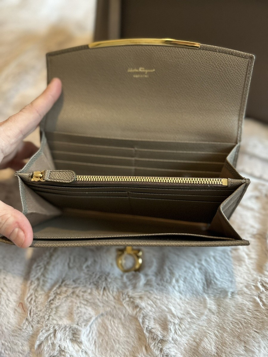 FERRAGAMO★素敵！BABY RONDI LEATHER w/LOGO STUDS WALLET 1.jpg