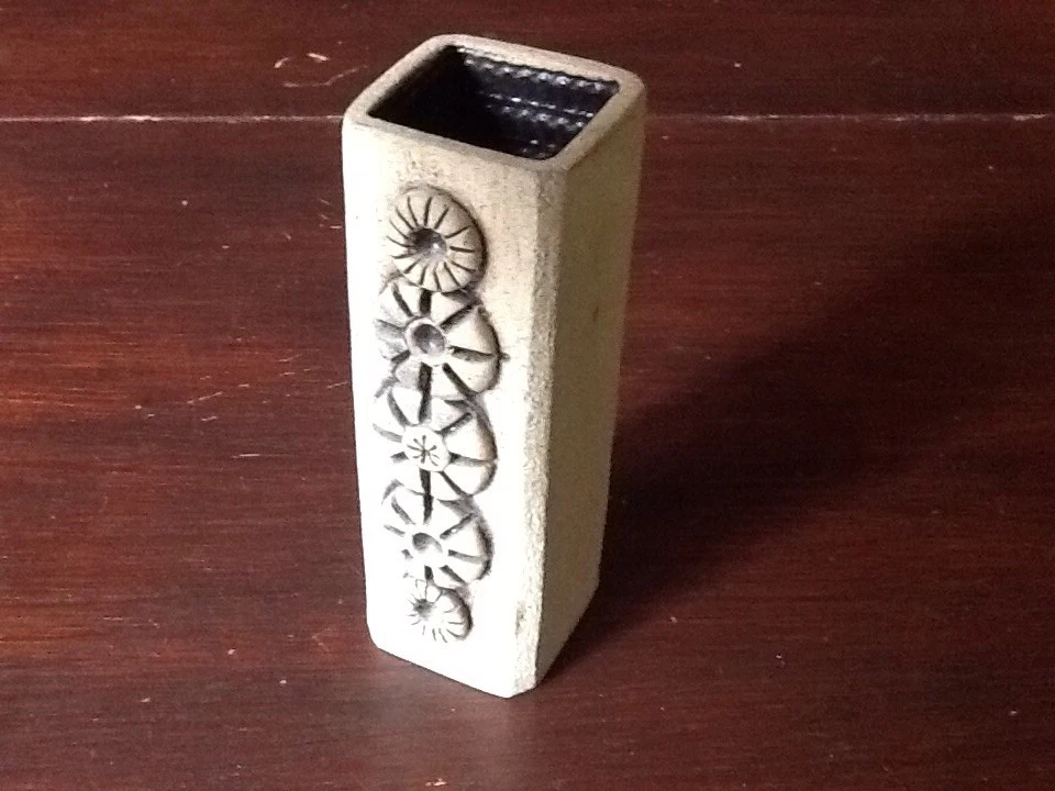 MICHAEL HARDY STUDIO POTTERY VASE.