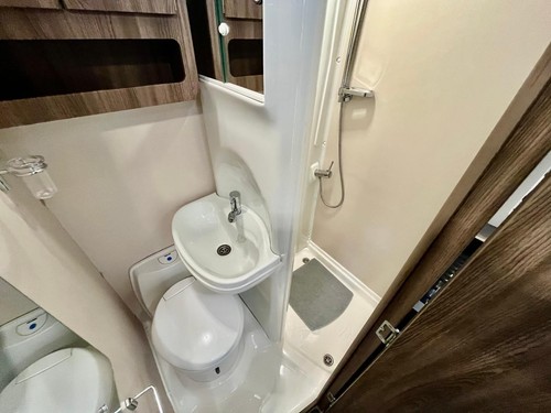 AUTO SLEEPER BROADWAY EK / 3500KG / 2021 / 5 BERTH / END KITCHEN / MOTORHOME - Picture 12 of 20