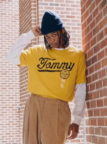 Tommy Hilfiger Hombres Tommy Jeans Ladrillo Camiseta Pluma Dorado 78J4955 700 - Imagen 2 de 9