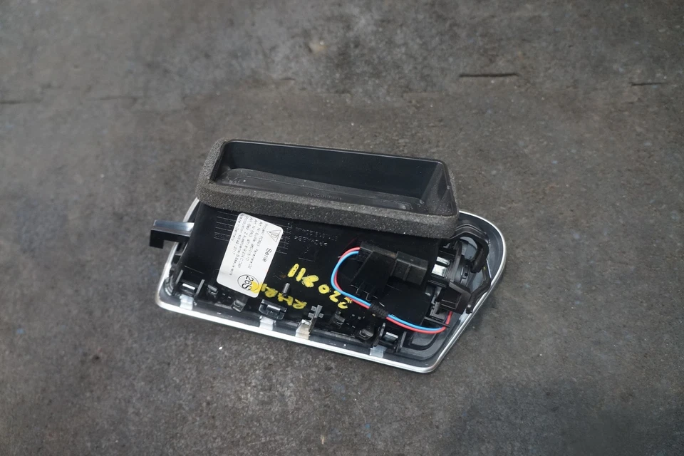 Salida de ventilación inferior pilar B derecho 971819204 OEM Porsche Panamera 971 2018 Foto 2 de 3