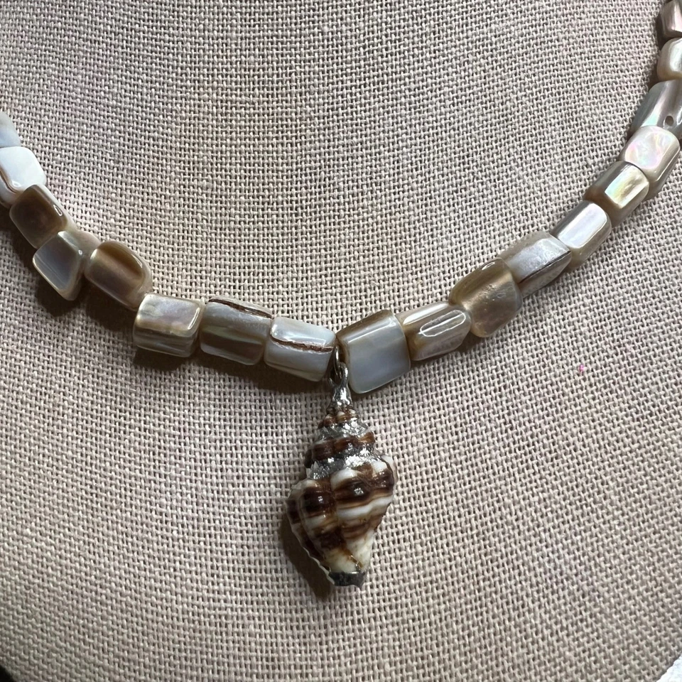 Mother of Pearl Bead Necklace with Seashell Pendant Boho Beachy Jewelry 17 in - Image 2 of 4