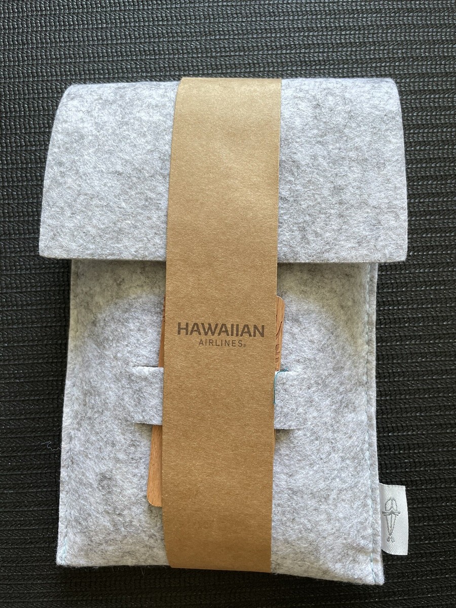 ✈️ HAWAIIAN AIRLINES ① Blanket & ( Pillow ? ) ① Amenity