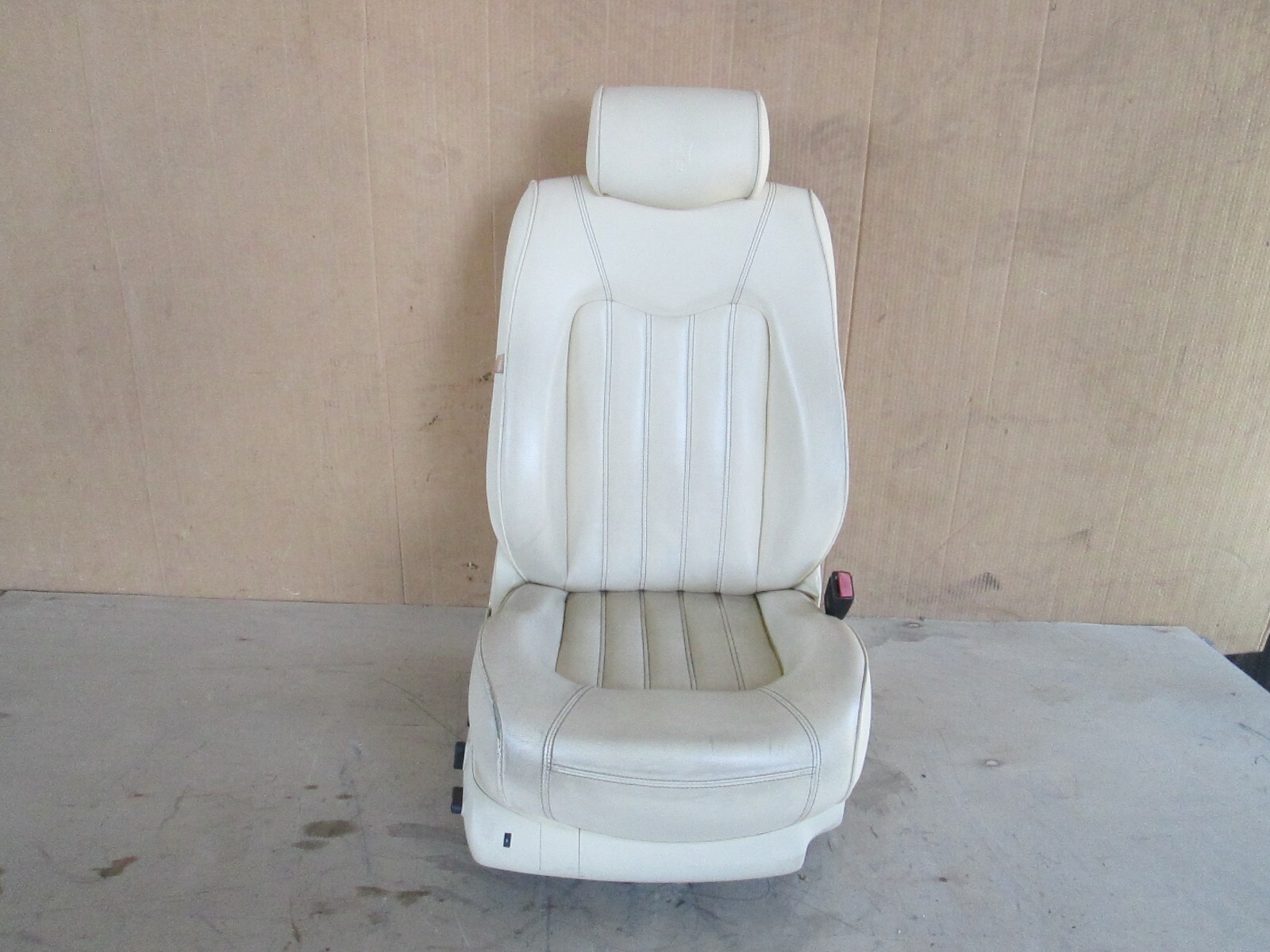 Maserati Quattroporte - RH Front Seat w/ Rails / Guides Avorio