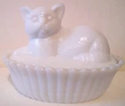 VTG WESTMORELAND WHITE GLASS MILKGLASS CAT ON BASKET CANDY DISH W/LID ak