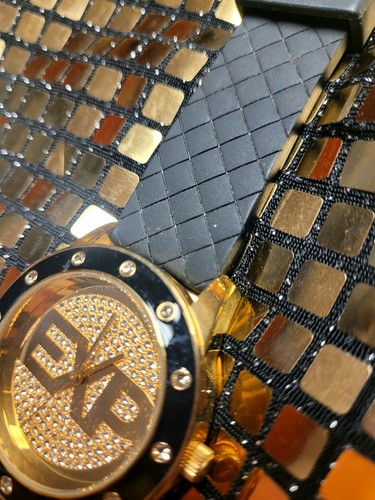 Reloj Express Tono Dorado con Correas de Silicona Negras Necesita Batería Precioso Reloj - Imagen 3 de 10