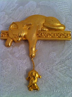 Vtg J.J. Jonette Brooch Pin Jonette Jewelry Gold Tone Cat Has Mouse By Tail USA